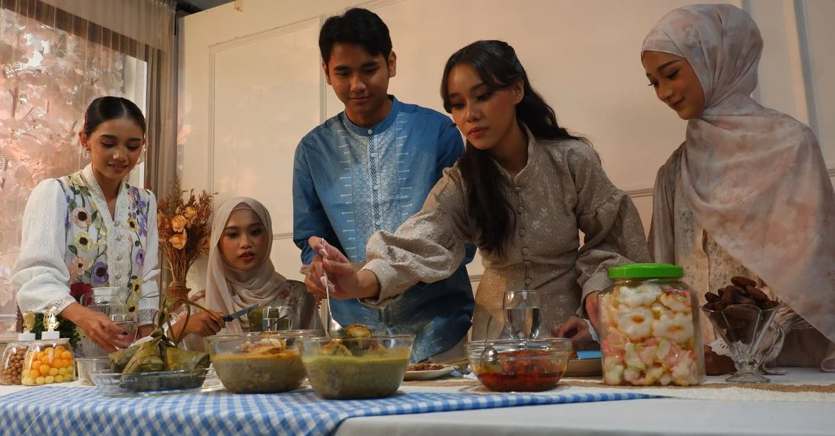 Un groupe d'amis savoure un repas festif à l'intérieur, composé de plats traditionnels.