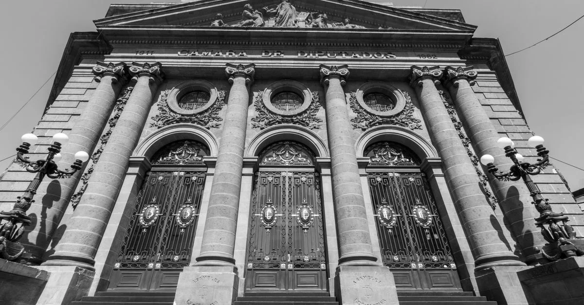 Photo en noir et blanc de la Chambre des députés mexicaine, un bâtiment historique emblématique de Mexico.